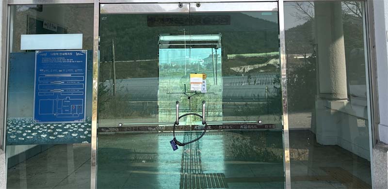 나원역 내부 뒤로 보이는 아파트