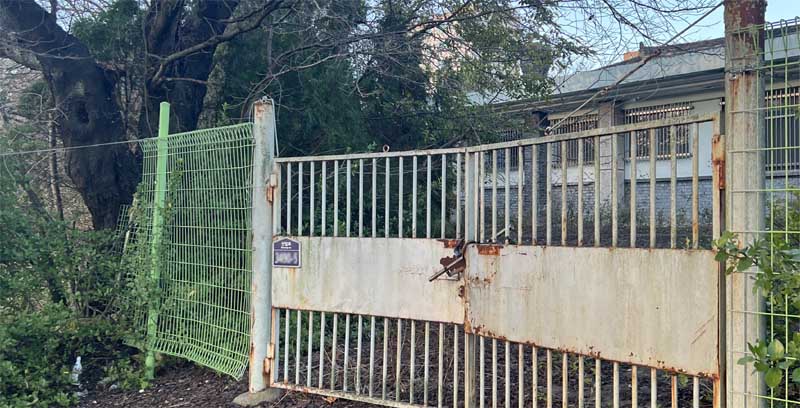 녹슨 철문과 굳게 잠긴 동방역