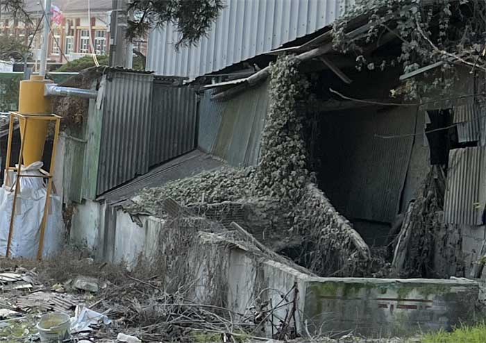녹슨 철문과 낡은 벽돌 건물과 적막함