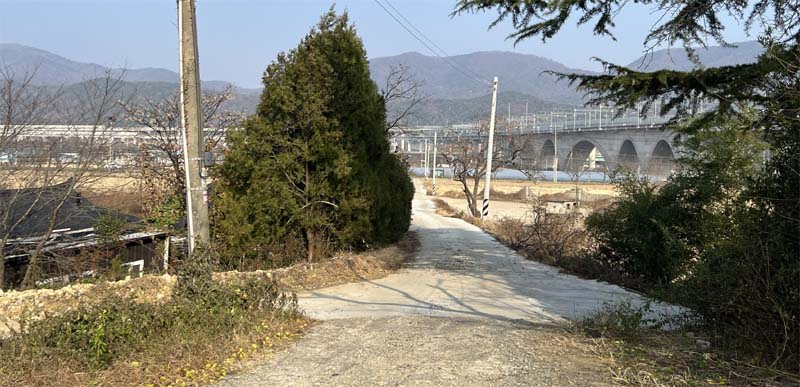 모량역 앞 집과 신철도 모습