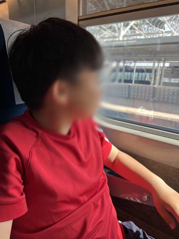 스마트폰 대신 창밖을 바라보는 아이들의 모습