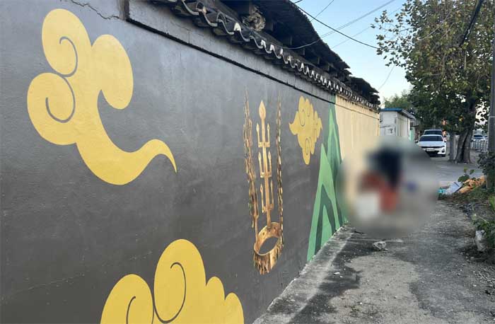 신라 왕관과 구름을 모티브로 한 페인트 벽화