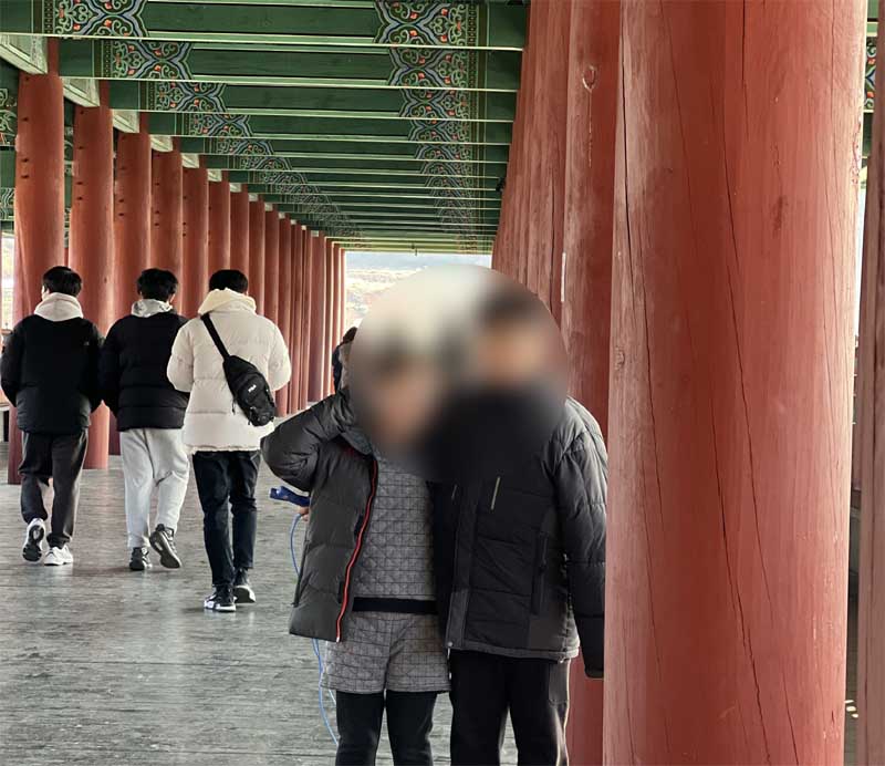 월정교 다리에서 아이들