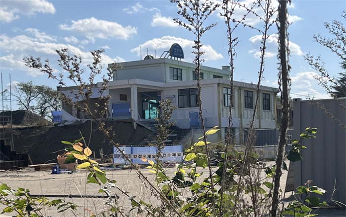 철망 울타리 사이로 찍은 구 안강역