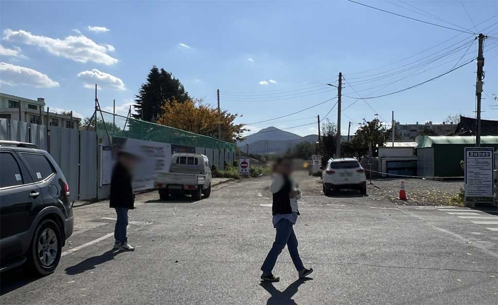 폐역된 구 안강역사 앞 풍경