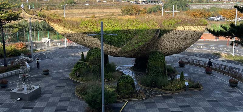 포항역 광장에는 로봇 태권브이 및 고래 형상의 조형물