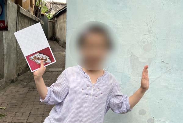 레트로 골목 올라프 벽화 앞 딸